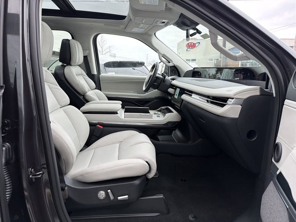 New 2025 Lincoln Navigator Reserve image 7