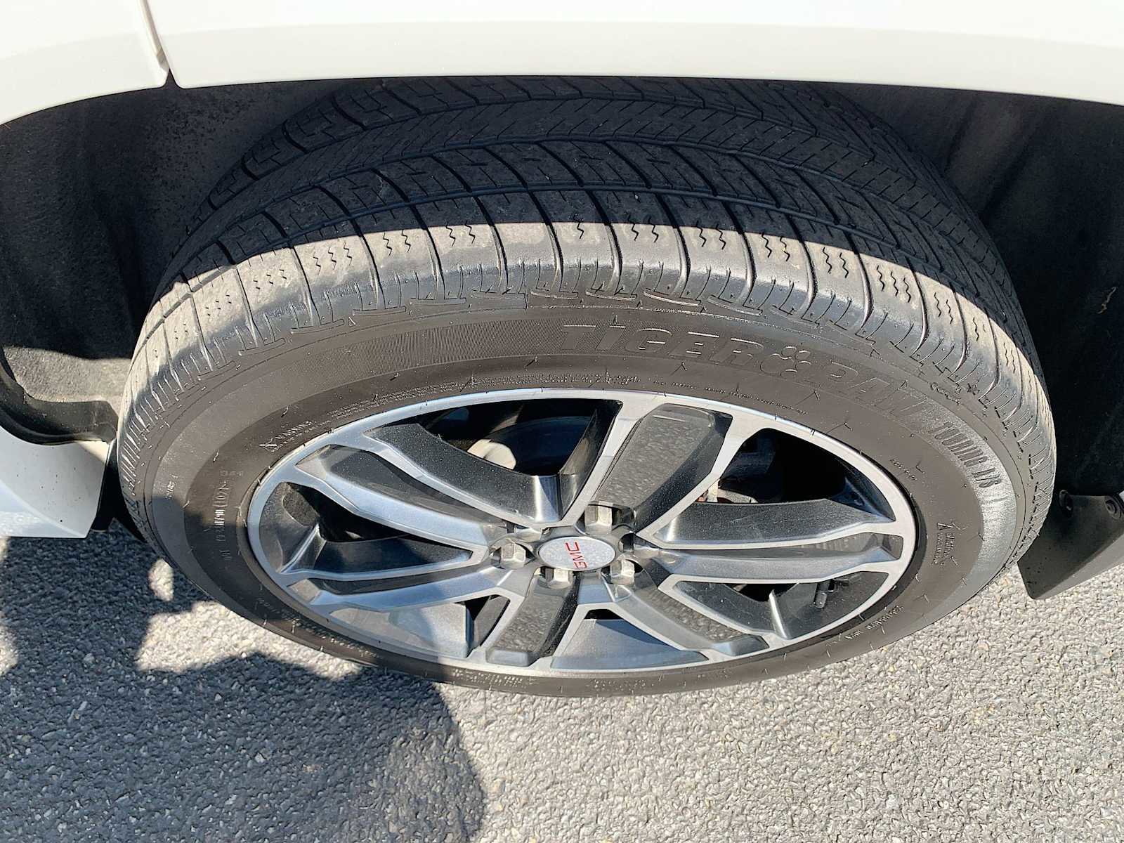 Used 2018 GMC Acadia Denali w/ Technology Package AWD/4WD image 33