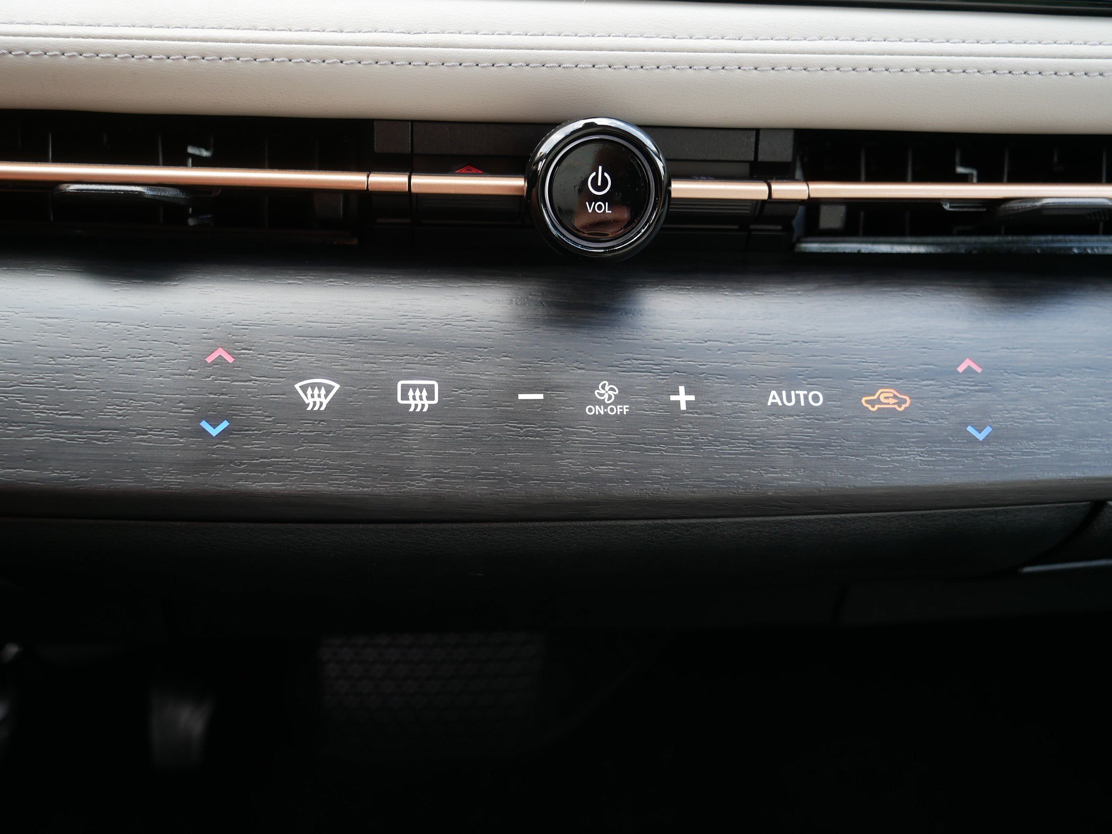 Certified 2023 Nissan Ariya AWD image 32
