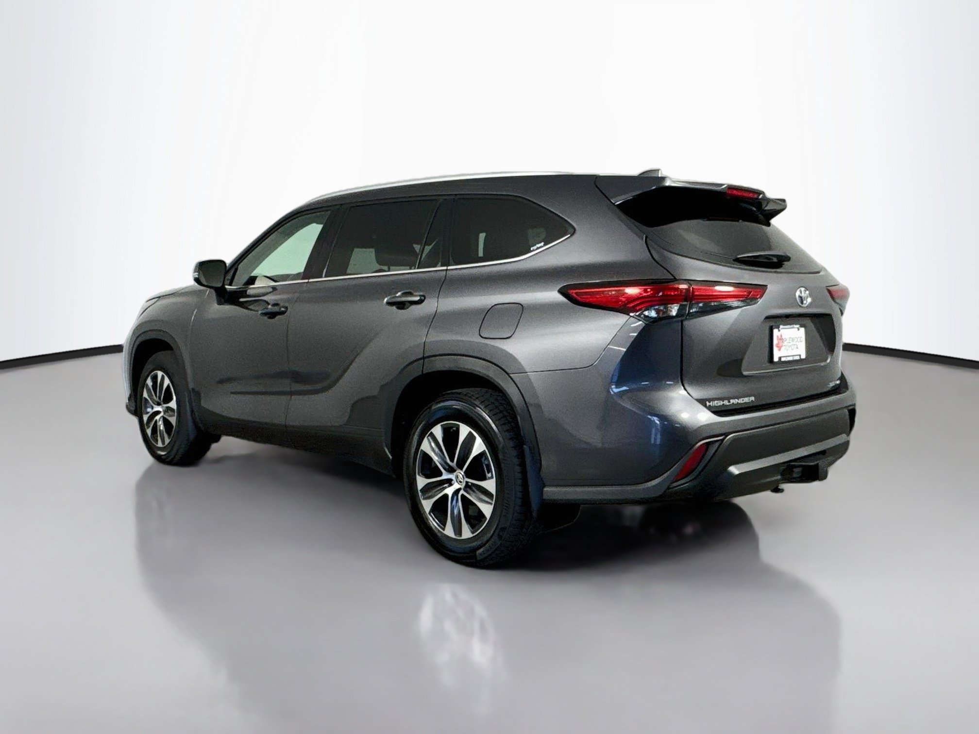 Used 2022 Toyota Highlander XLE AWD/4WD image 5