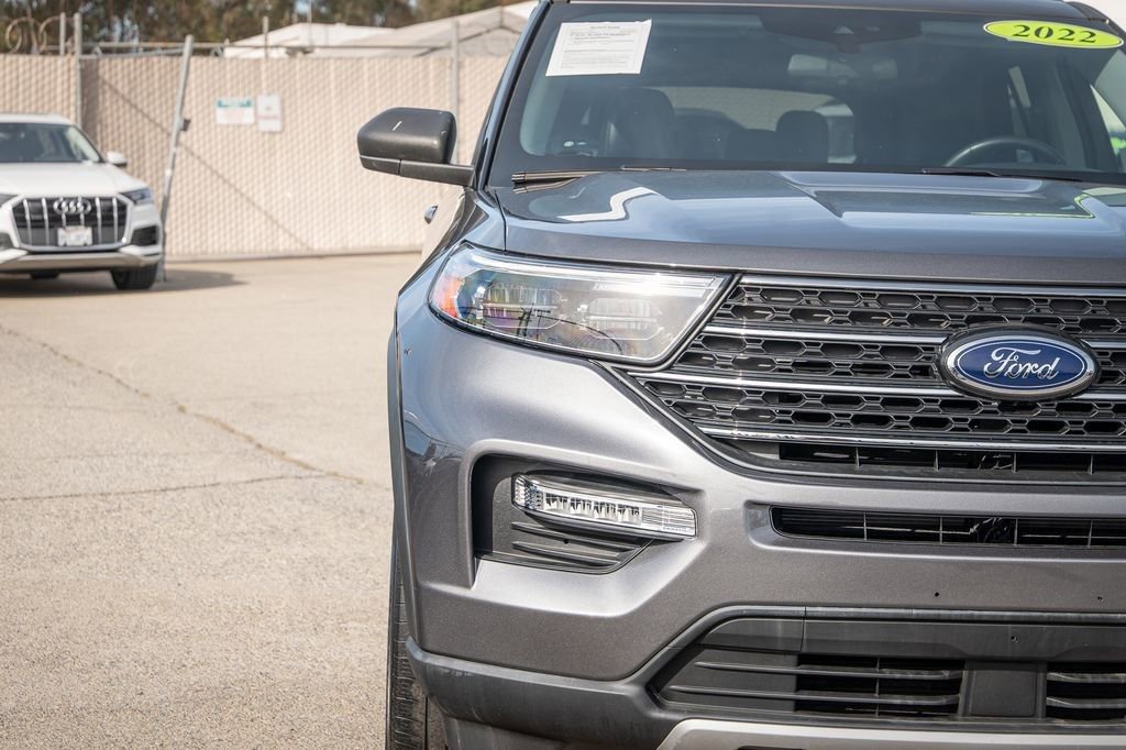 Used 2022 Ford Explorer XLT w/ Equipment Group 202A image 3