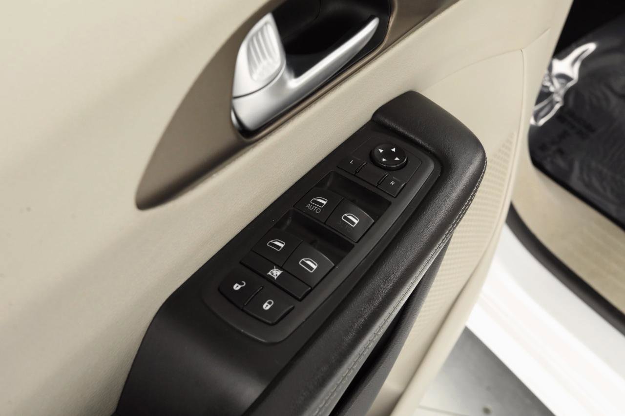 Used 2021 Chrysler Voyager Lxi FWD image 29