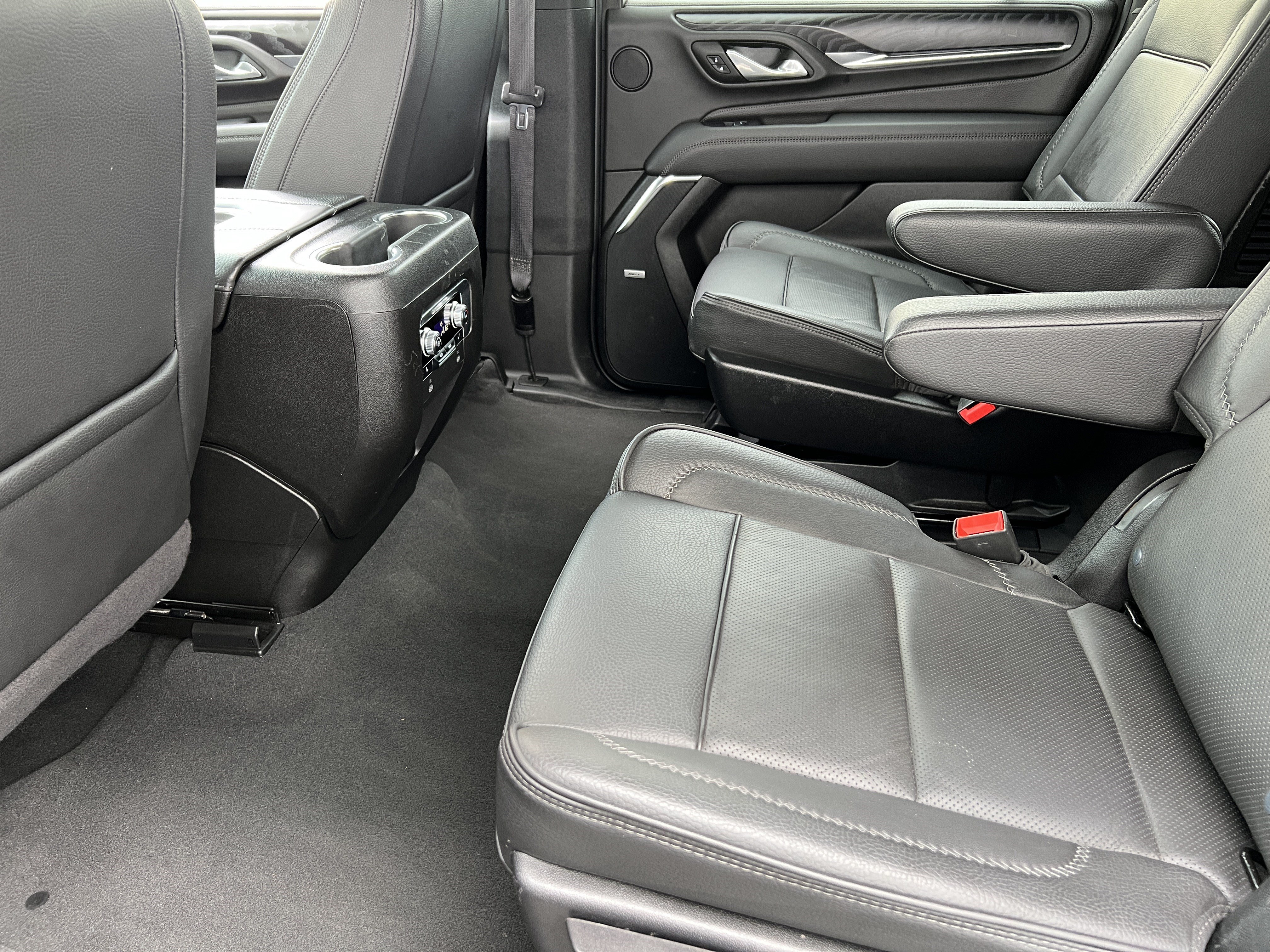 Used 2024 GMC Yukon XL Denali AWD/4WD image 16
