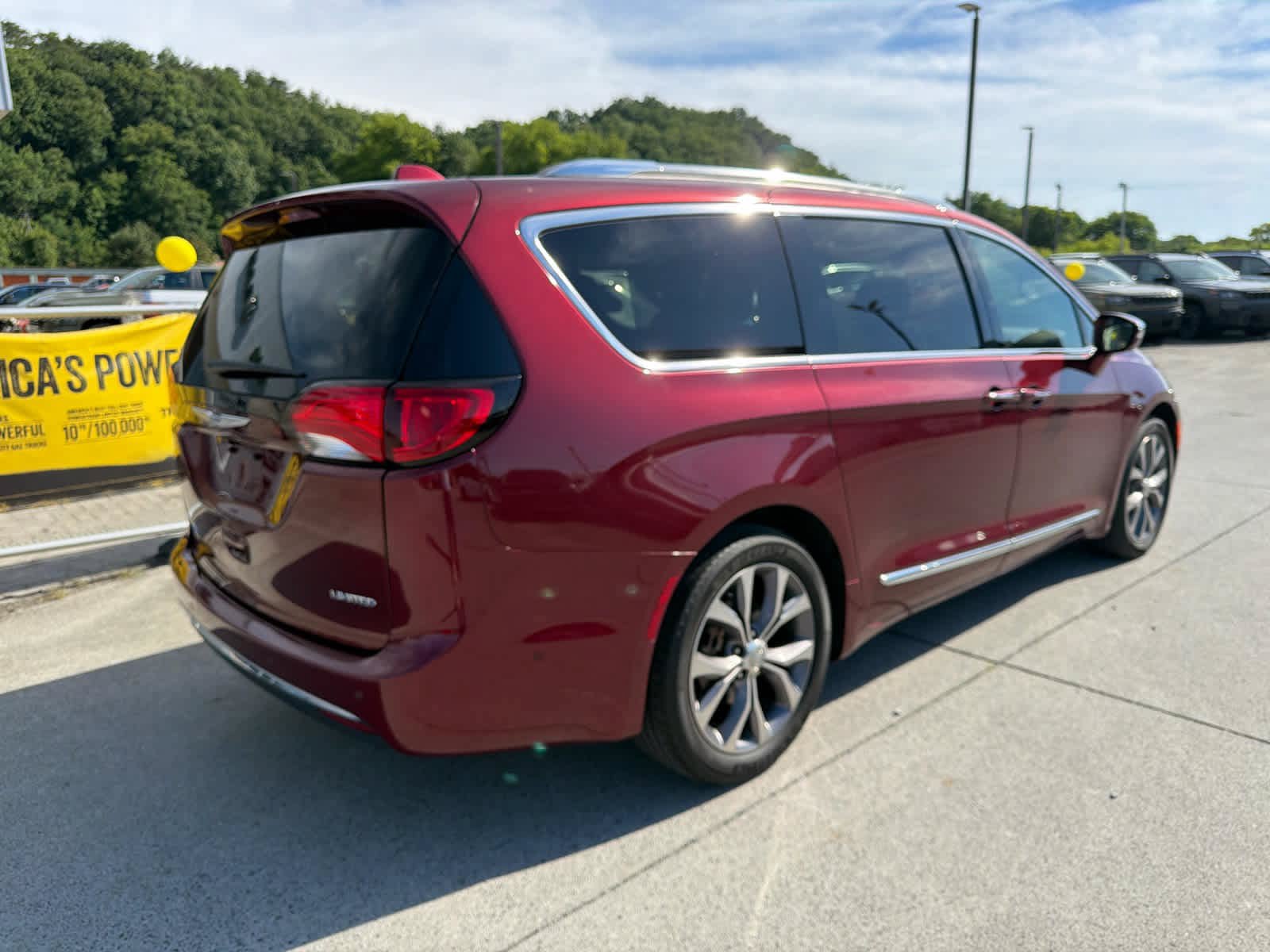 Used 2020 Chrysler Pacifica Limited w/ Tire & Wheel Group FWD image 7