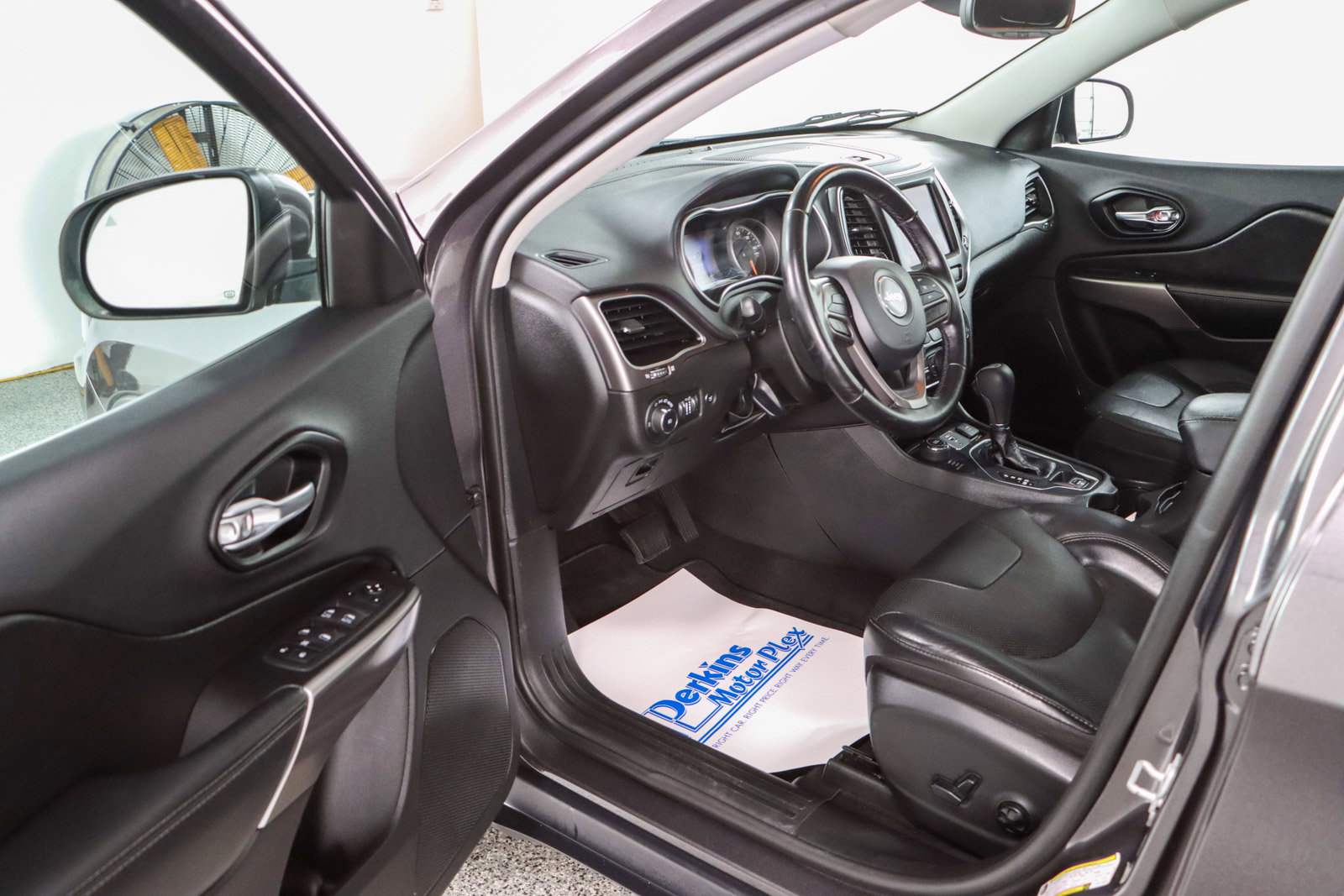 Used 2021 Jeep Cherokee Latitude Lux w/ Sun & Sound Group AWD/4WD image 3