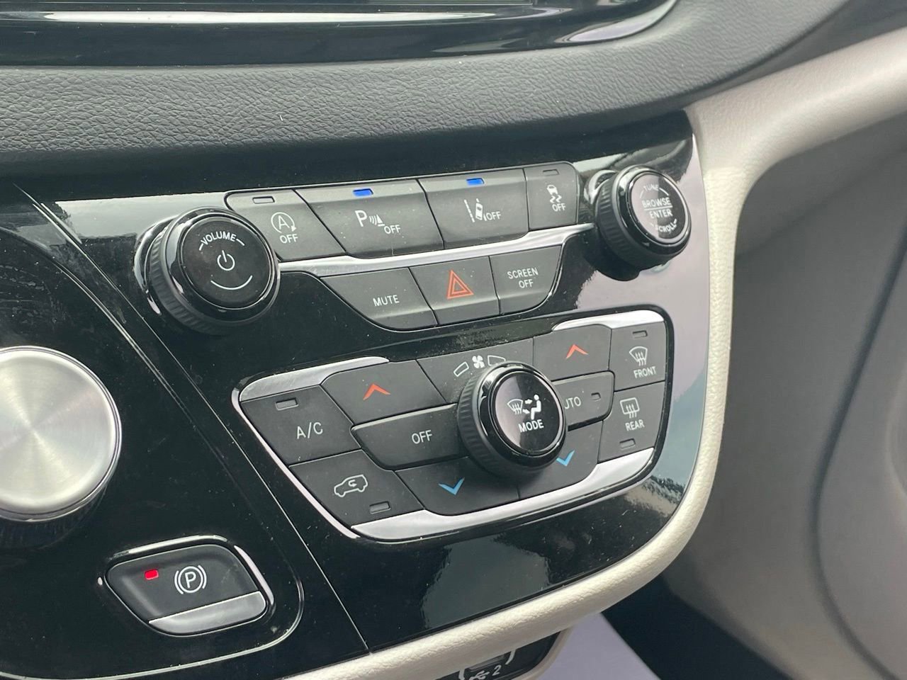 Used 2024 Chrysler Pacifica Touring-L FWD image 8