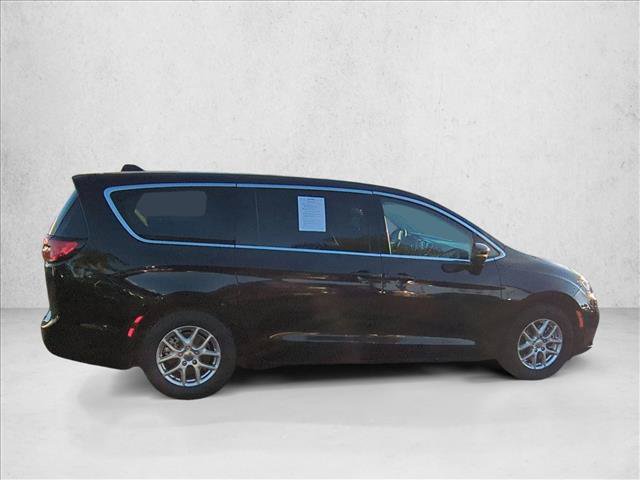 Used 2024 Chrysler Pacifica Touring-L FWD image 4