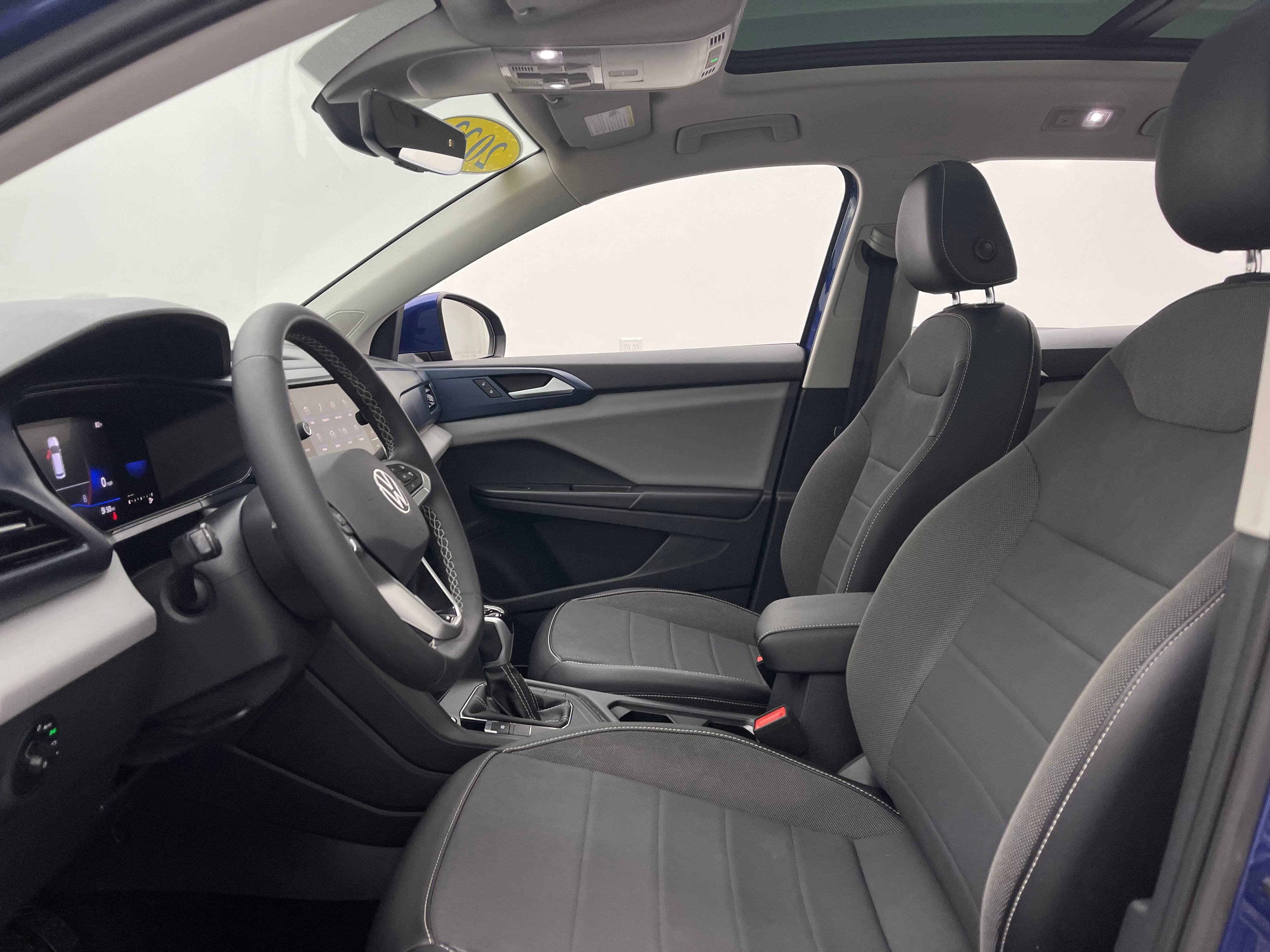Used 2022 Volkswagen Taos SE w/ Panoramic Sunroof Package FWD image 16