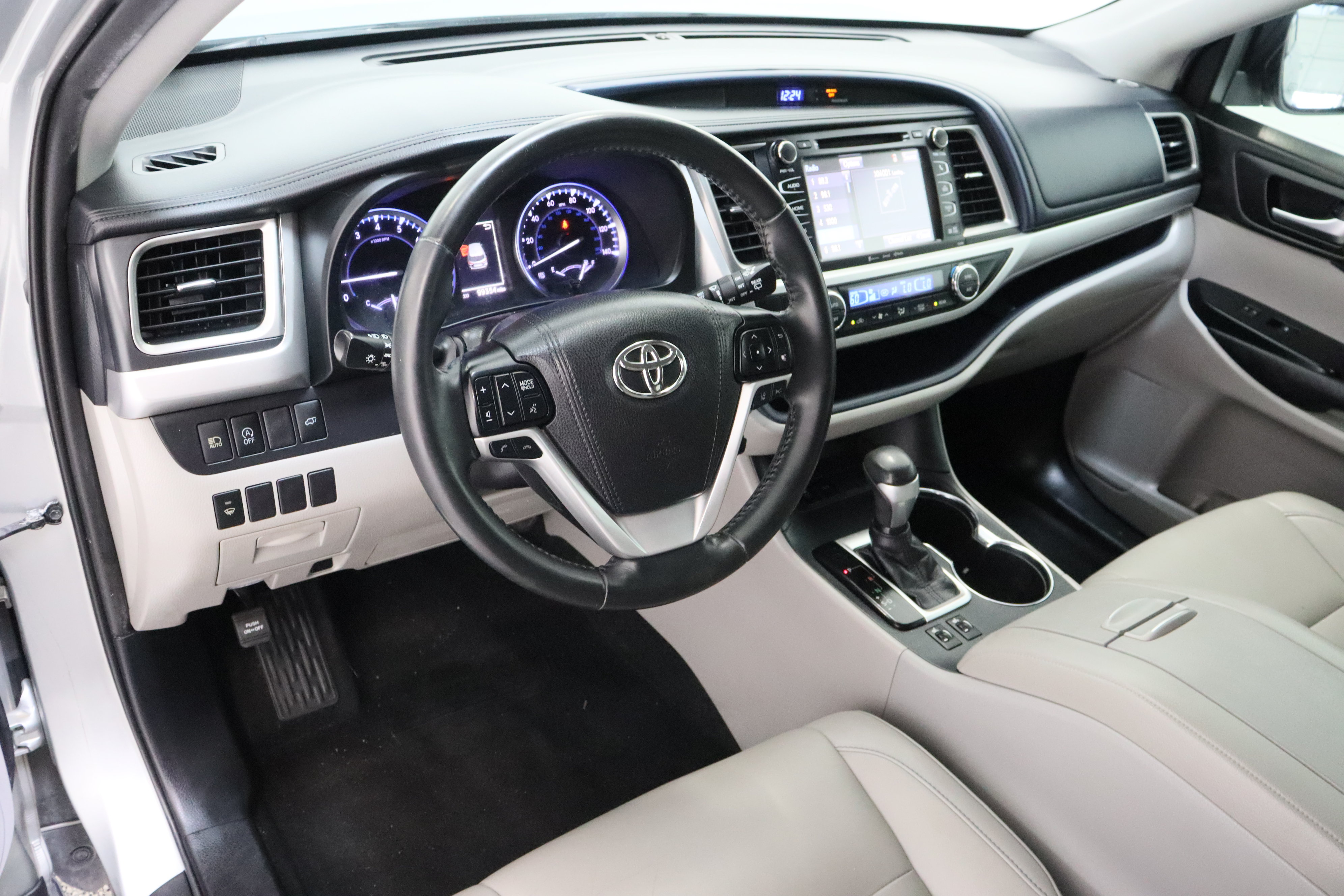 Used 2019 Toyota Highlander XLE FWD image 13