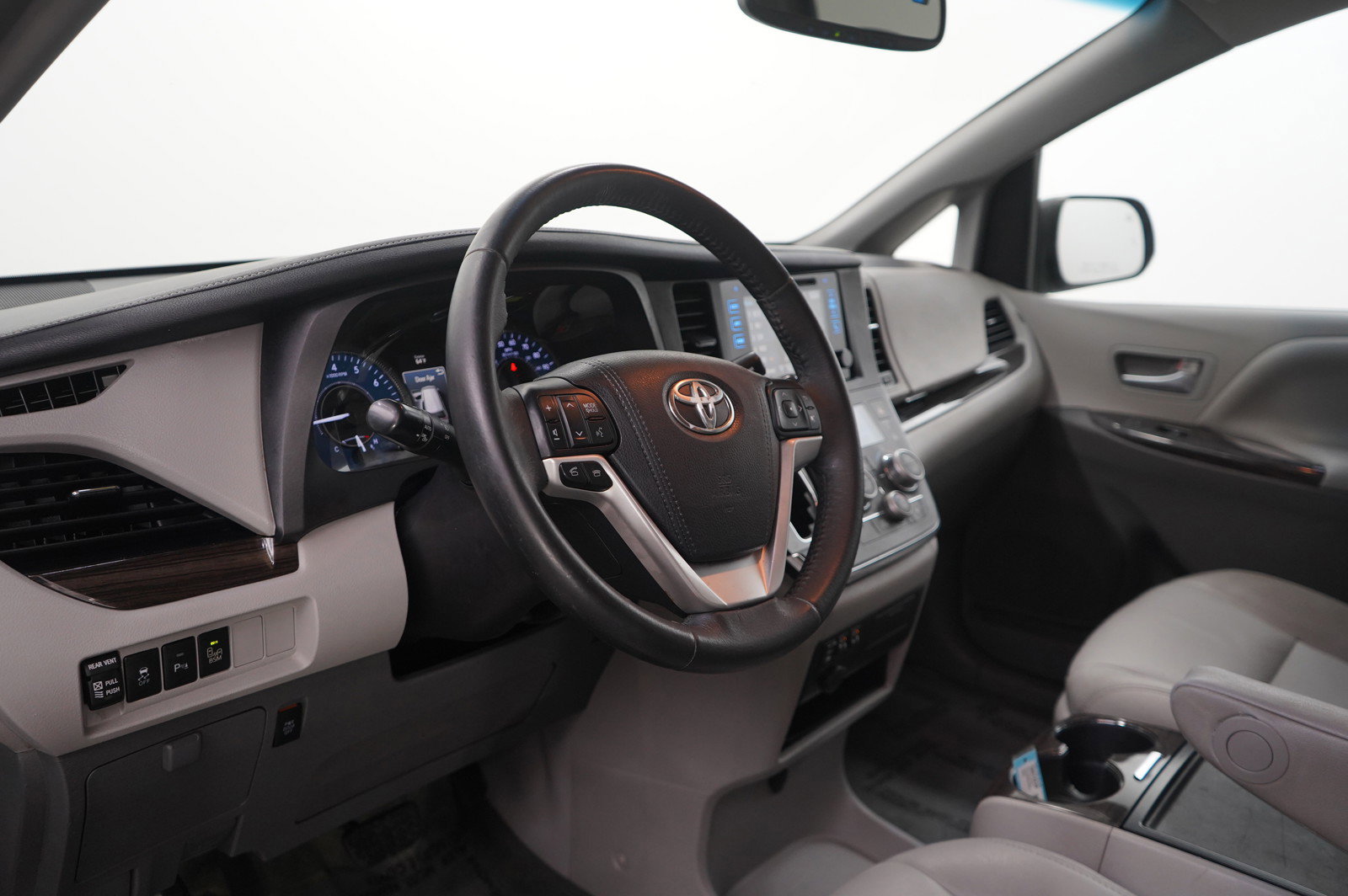 Used 2017 Toyota Sienna XLE image 17