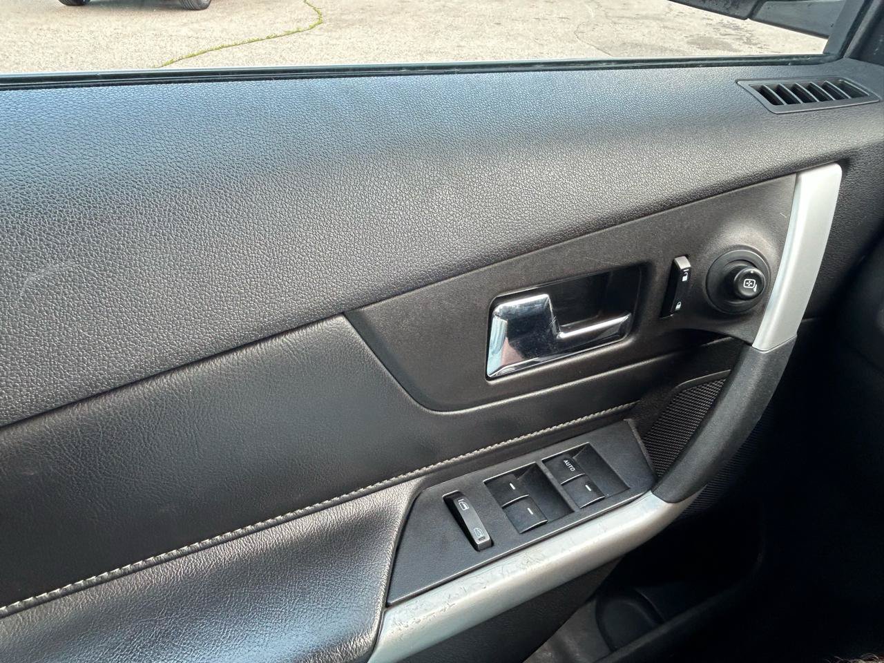 Used 2011 Ford Edge SE FWD image 25