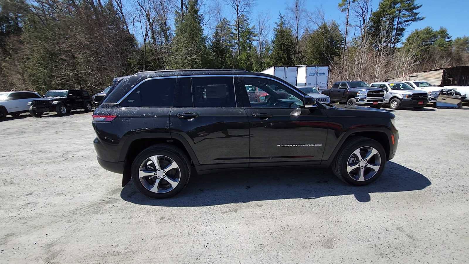 New 2024 Jeep Grand Cherokee Limited 4xe w/ Luxury Tech Group II image 9