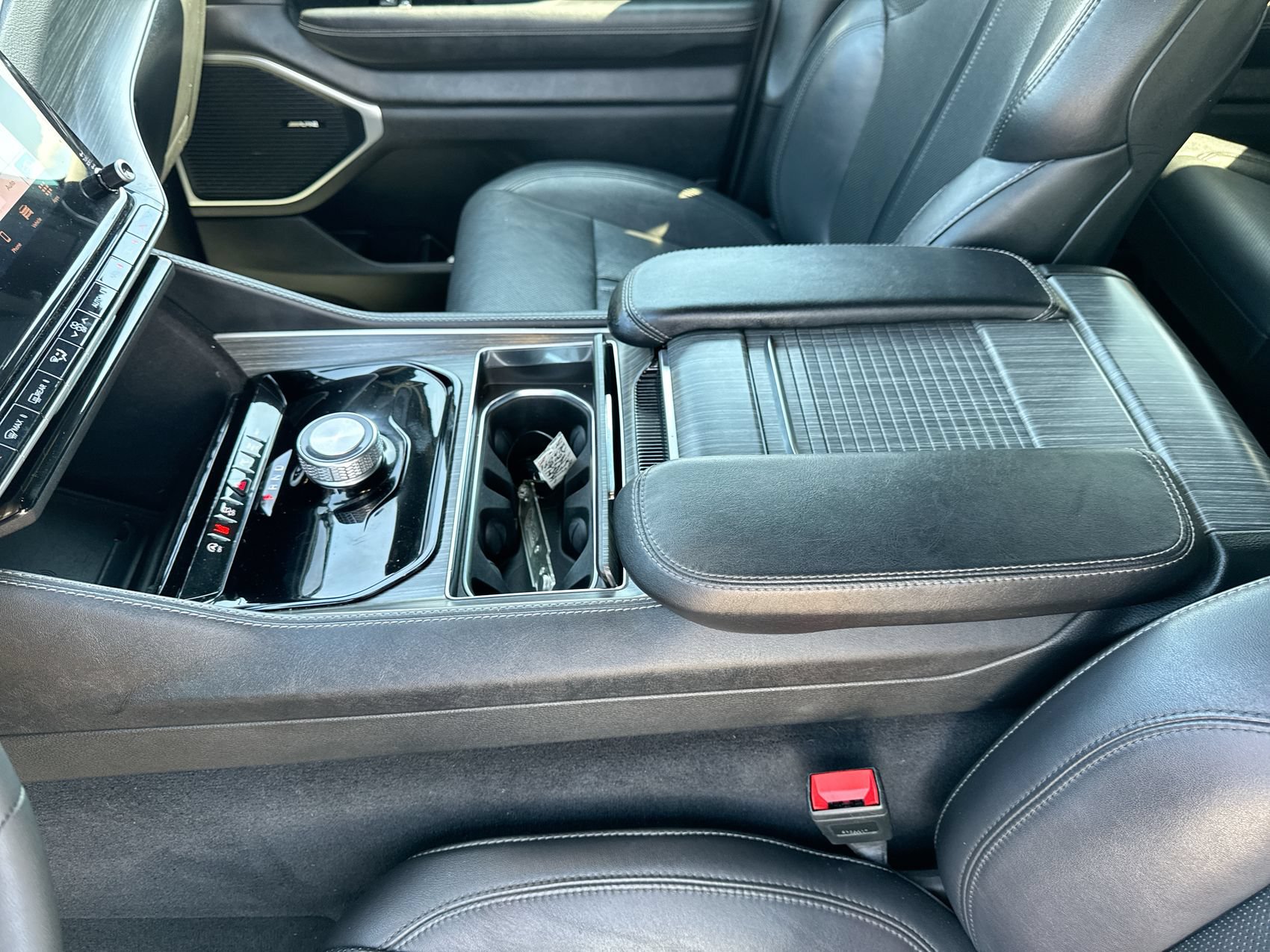 Used 2024 Jeep Wagoneer Series II w/ Flexible Seating Group RWD image 21