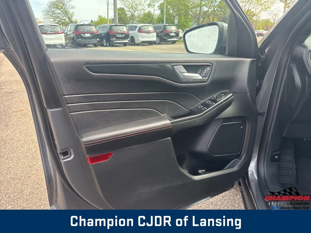 Used 2025 Ford Escape ST-Line Select AWD/4WD image 13