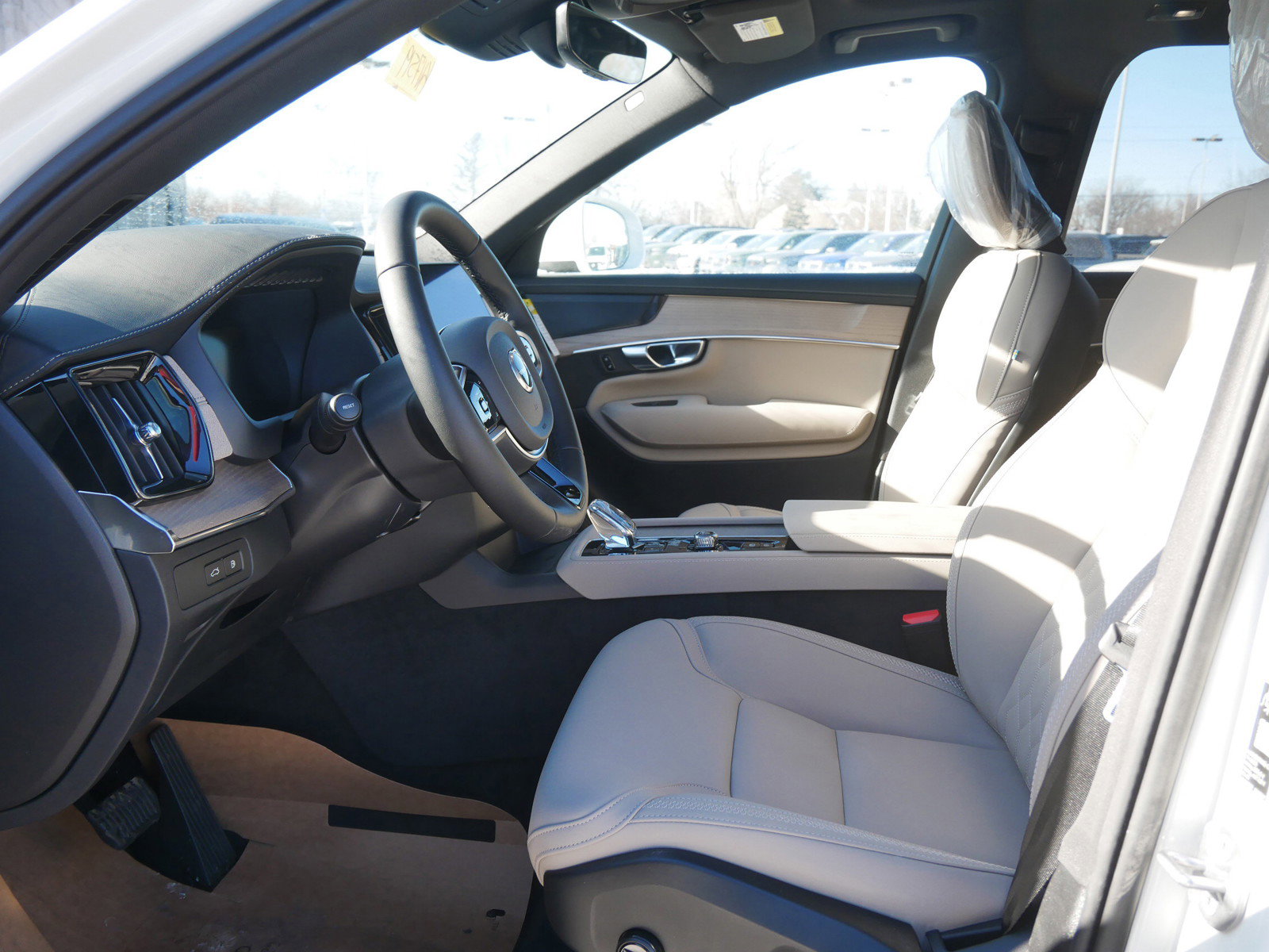 New 2026 Volvo XC90 T8 Plus w/ Protection Package Premier image 5