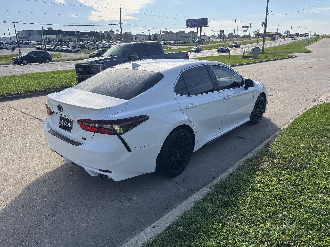 Used 2021 Toyota Camry SE w/ TRD Appearance Package (TMS) FWD image 5