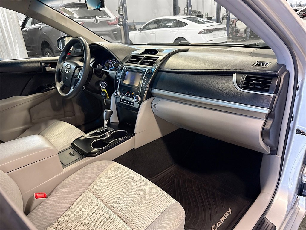 Used 2013 Toyota Camry LE image 27