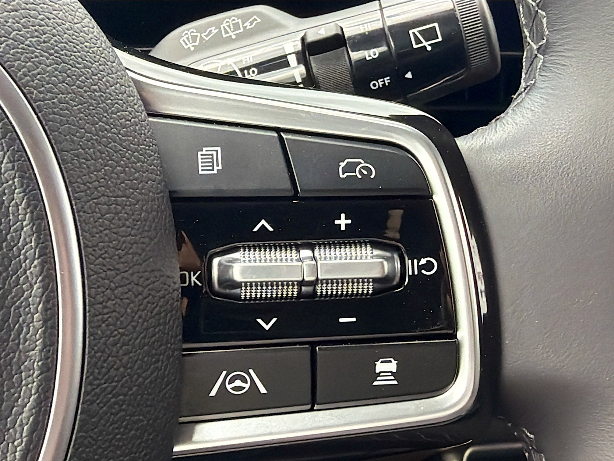 Used 2025 Kia Carnival EX image 39