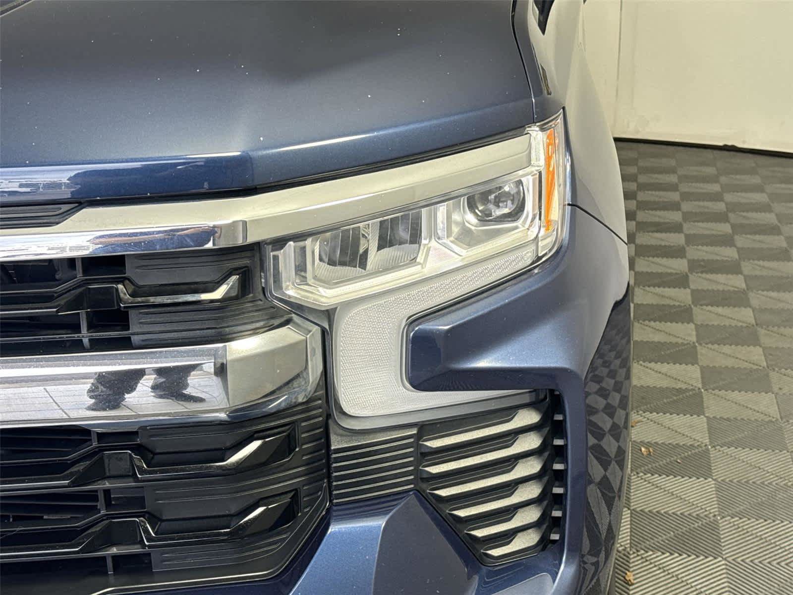 Used 2022 Chevrolet Silverado 1500 LT AWD/4WD image 9