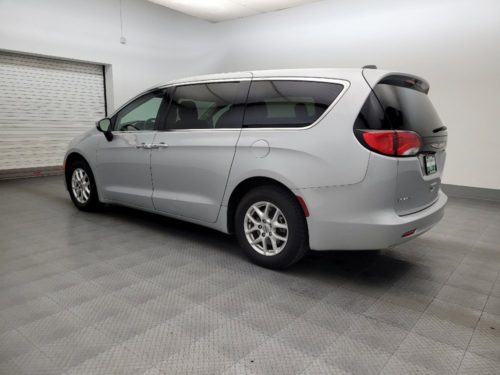 Used 2022 Chrysler Voyager LX image 3