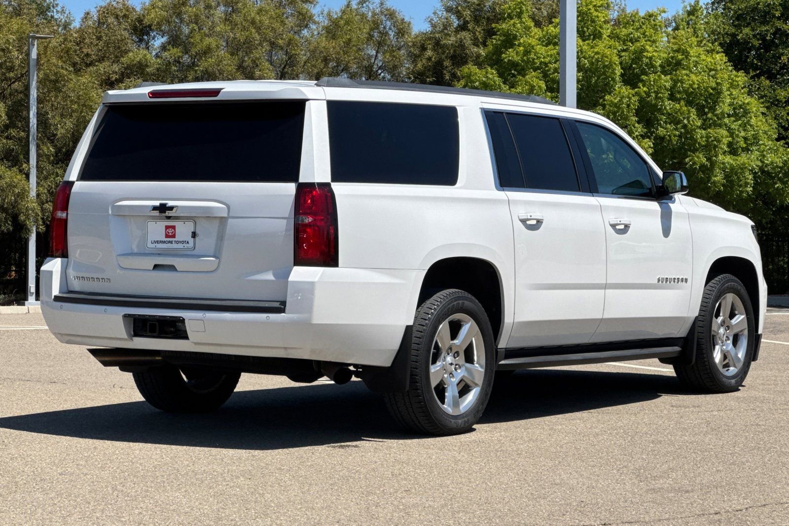 Used 2018 Chevrolet Suburban LT w/ Luxury Package RWD image 4