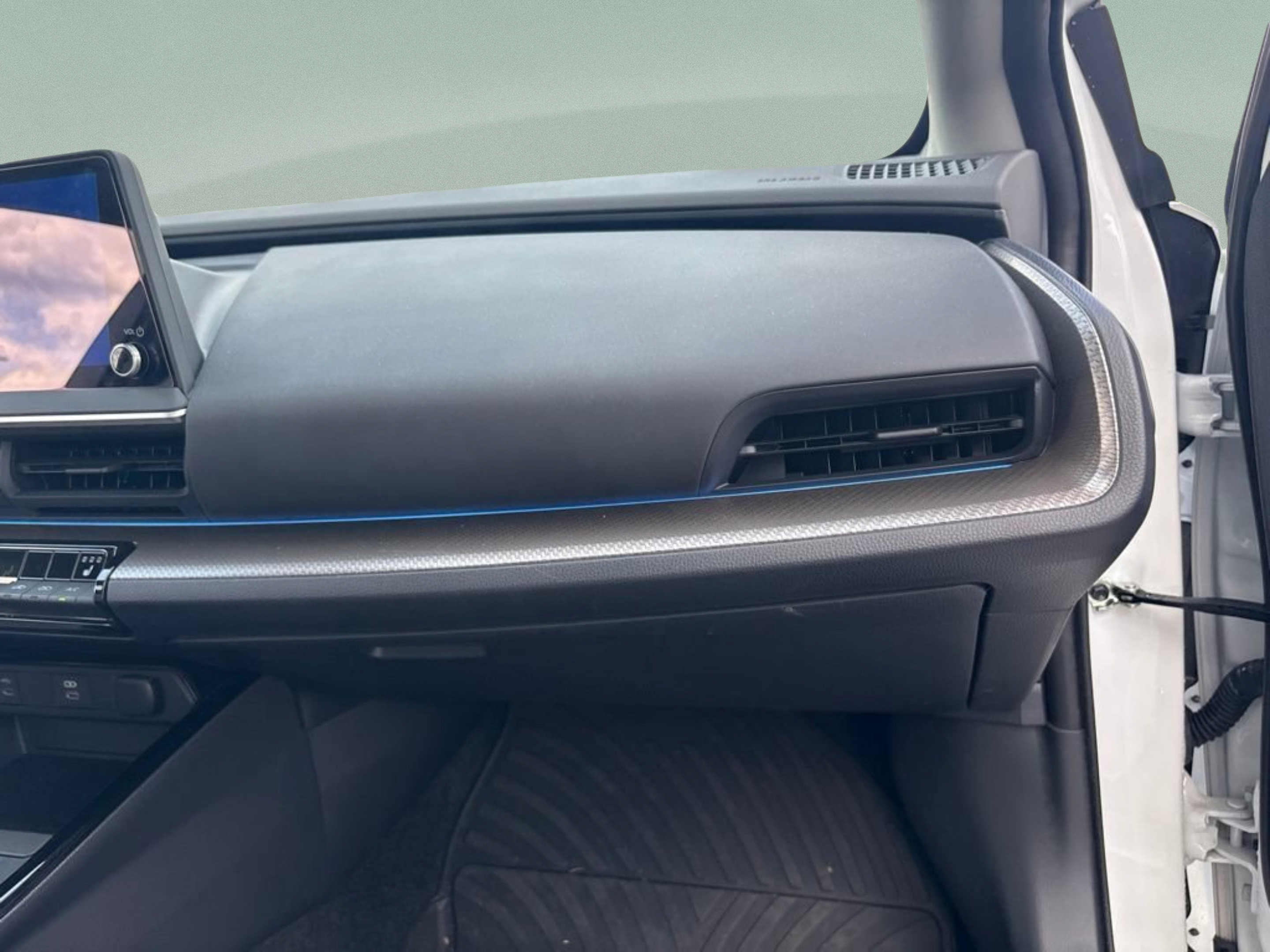 Certified 2024 Toyota Prius XLE FWD image 28