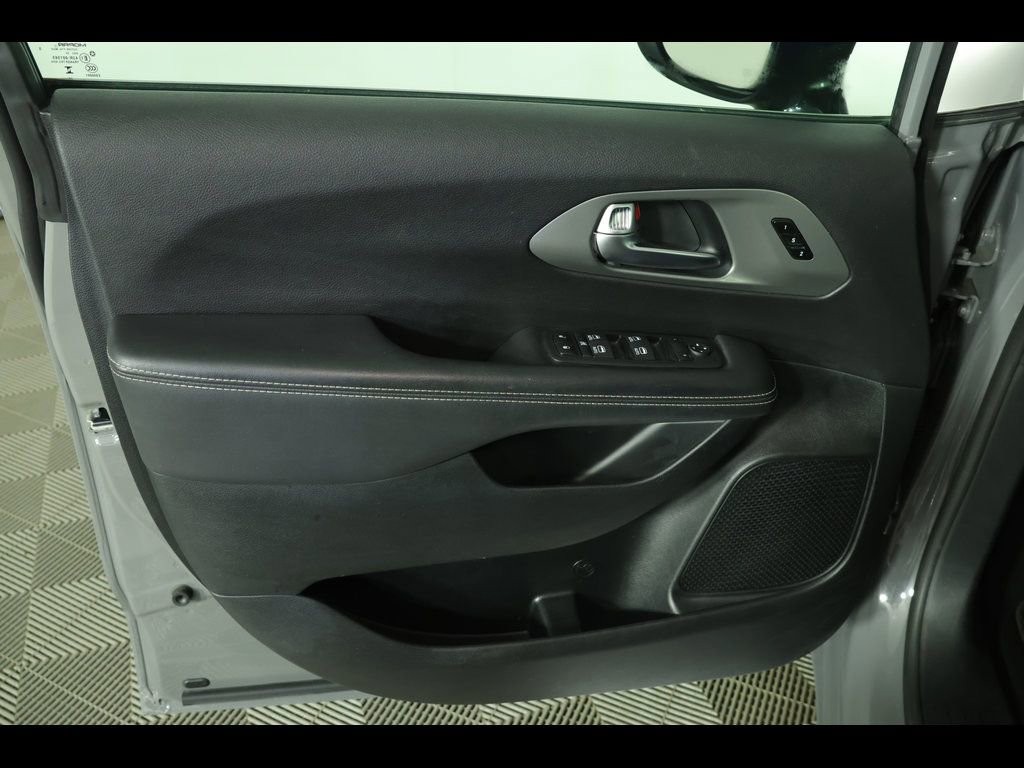 Used 2025 Chrysler Pacifica Select FWD image 21
