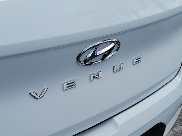 Used 2022 Hyundai Venue Limited w/ Cargo Package FWD image 5