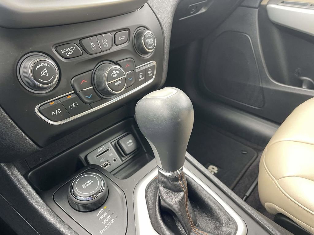 Used 2017 Jeep Cherokee Limited w/ Trailer Tow Group AWD/4WD image 30