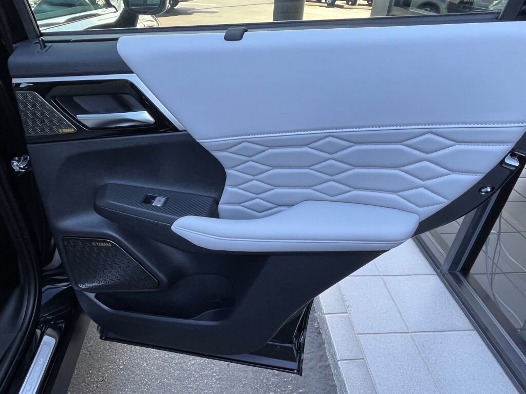 New 2025 Mitsubishi Outlander AWD image 30
