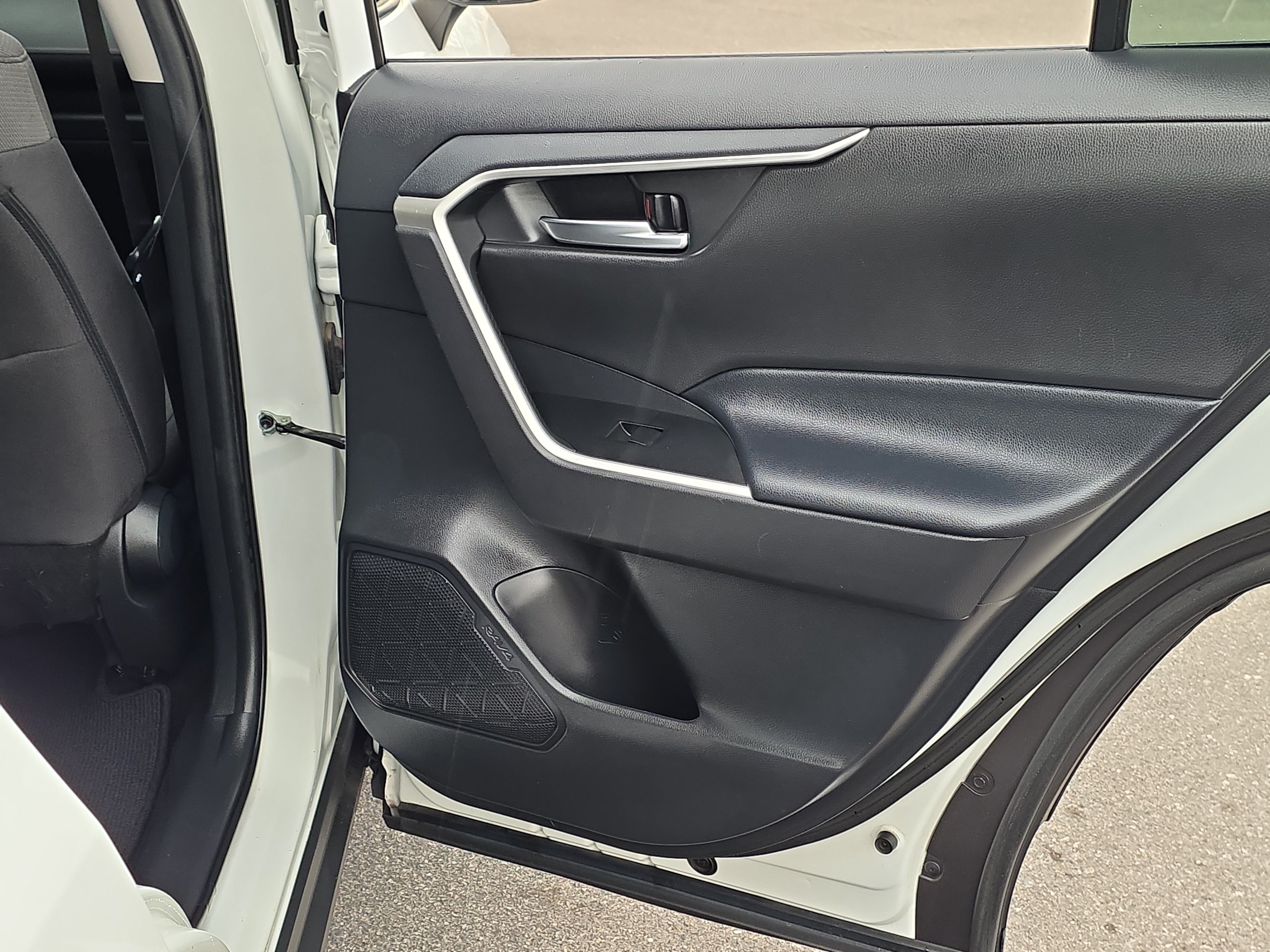 Used 2020 Toyota RAV4 XLE FWD image 25