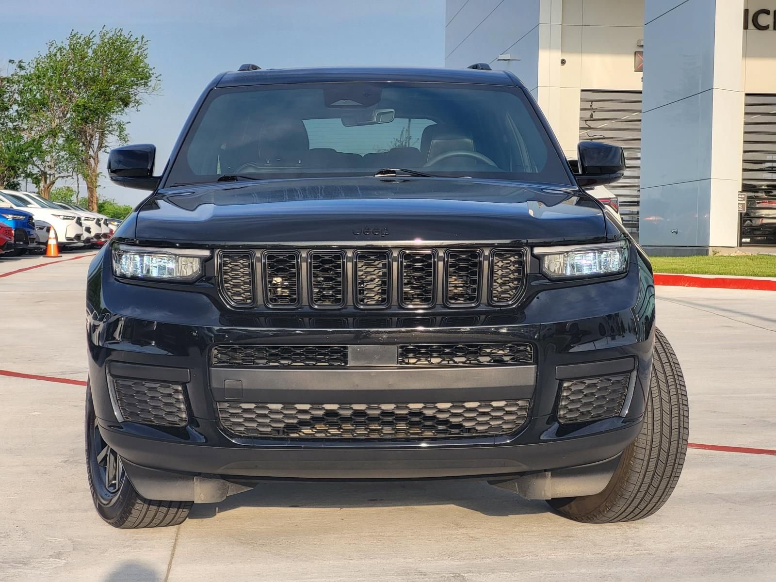 Used 2025 Jeep Grand Cherokee L Altitude RWD image 2