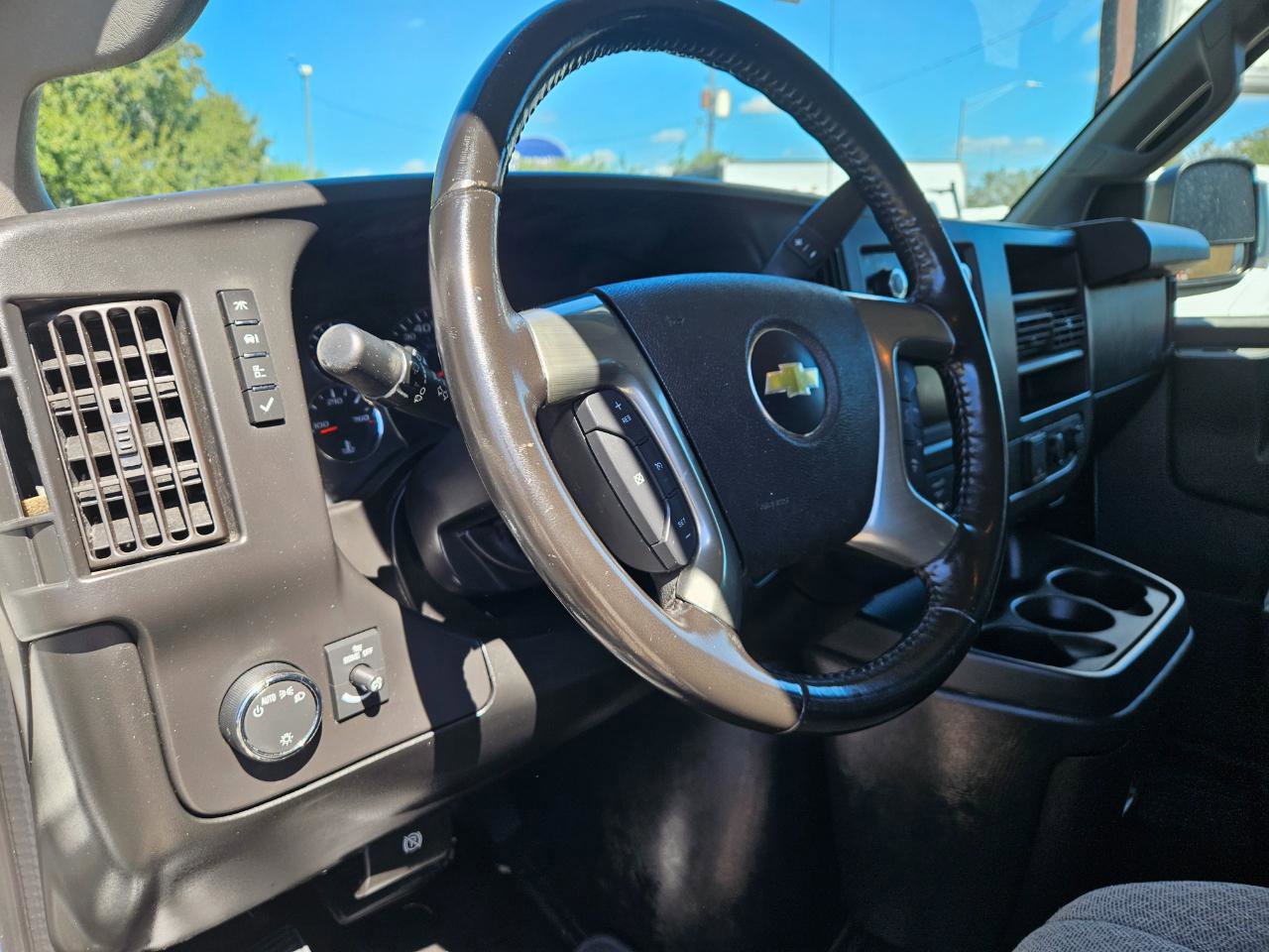 Used 2017 Chevrolet Express 3500 Extended RWD image 7