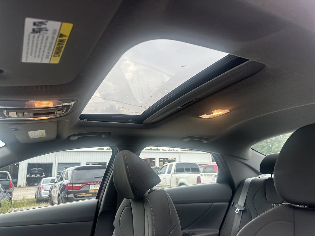 Used 2025 Hyundai Elantra SEL FWD image 31