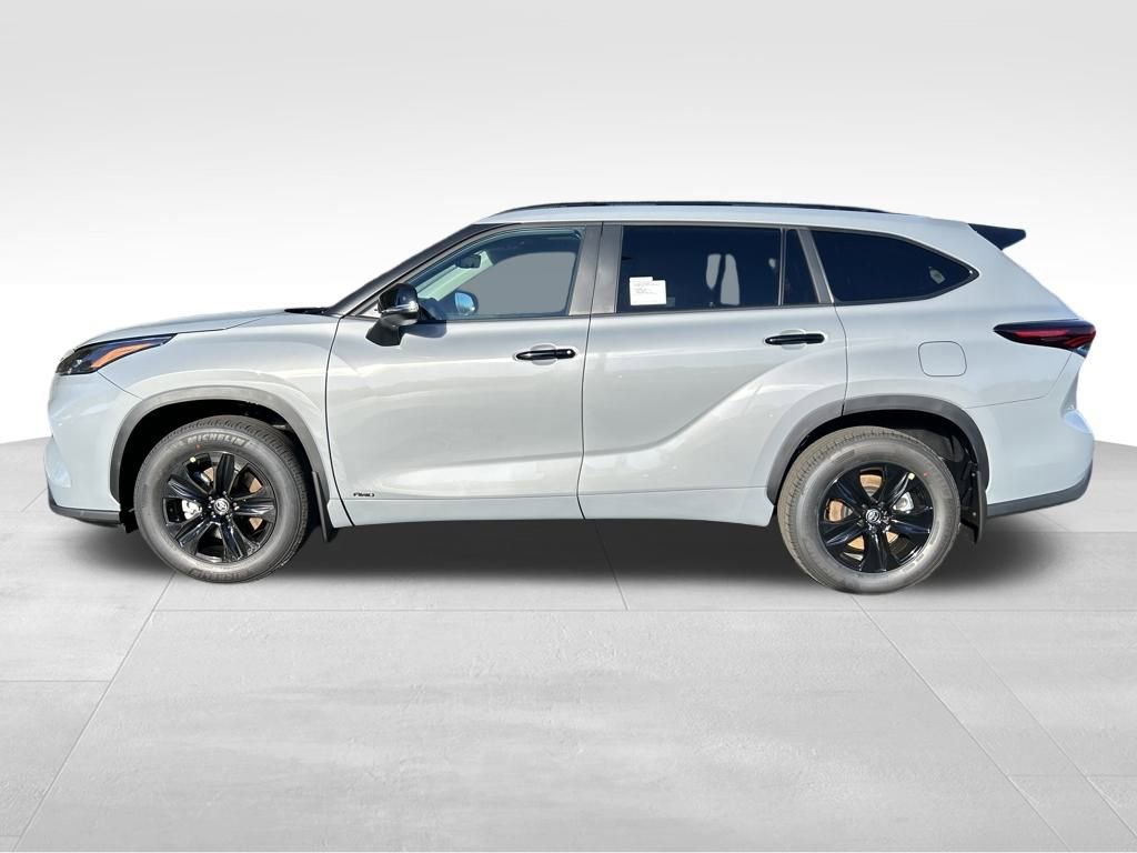 New 2025 Toyota Highlander XLE image 2