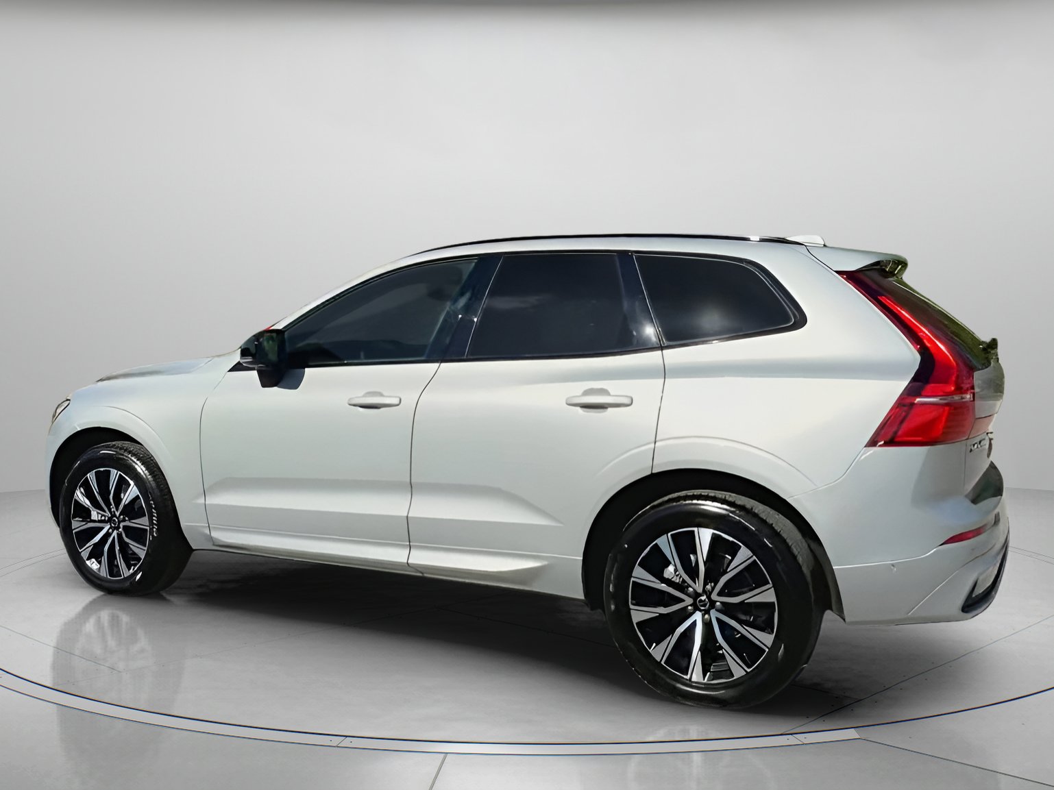 Used 2025 Volvo XC60 B5 Plus image 19