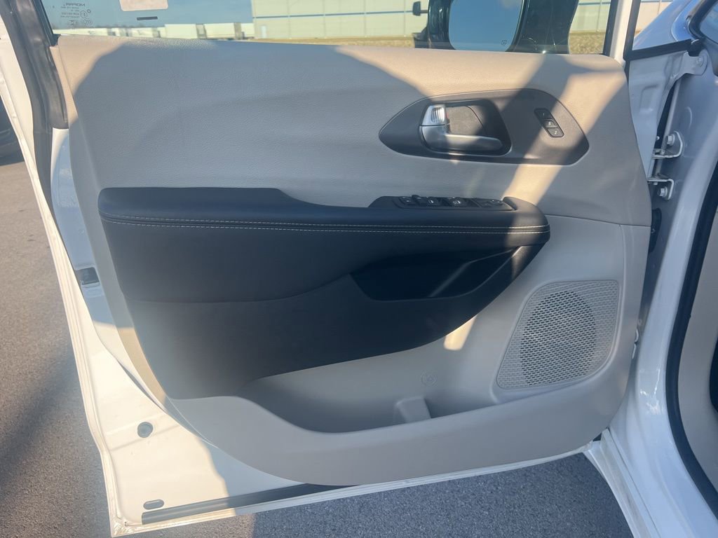 Used 2024 Chrysler Pacifica Touring-L image 11