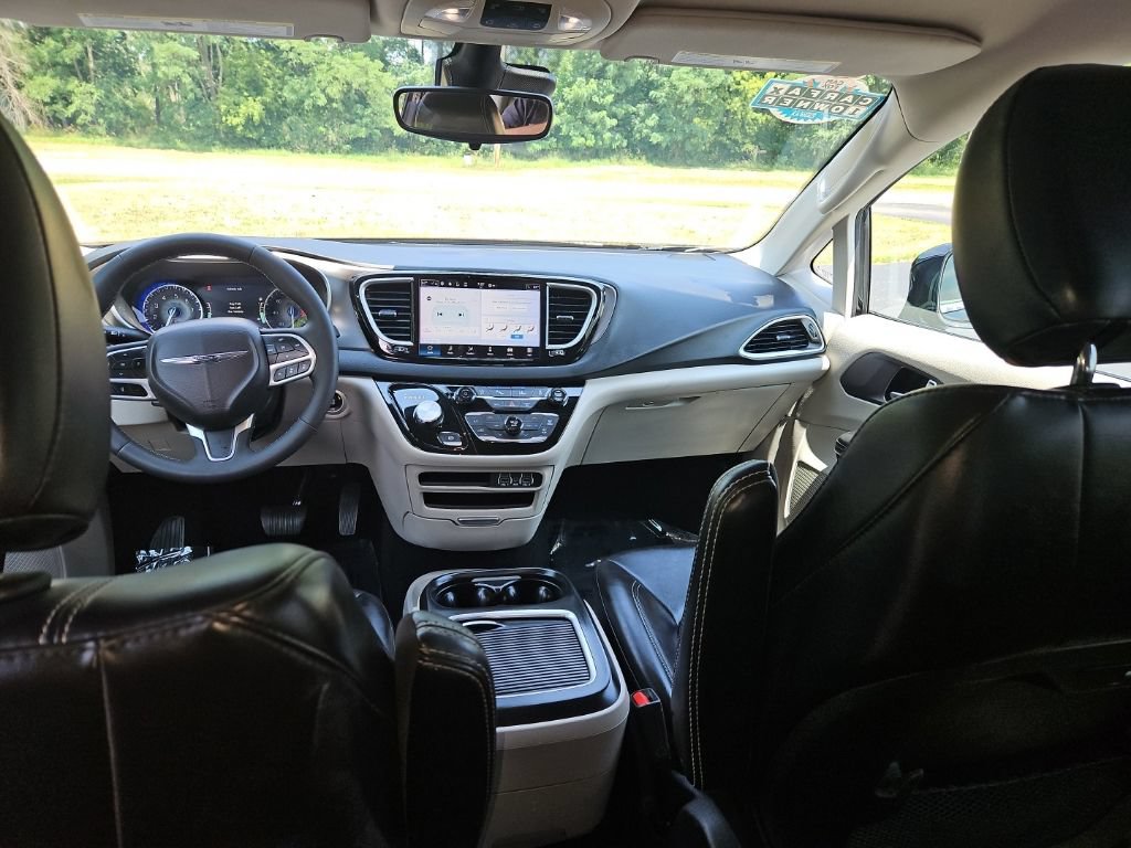 Used 2024 Chrysler Pacifica Touring-L FWD image 23
