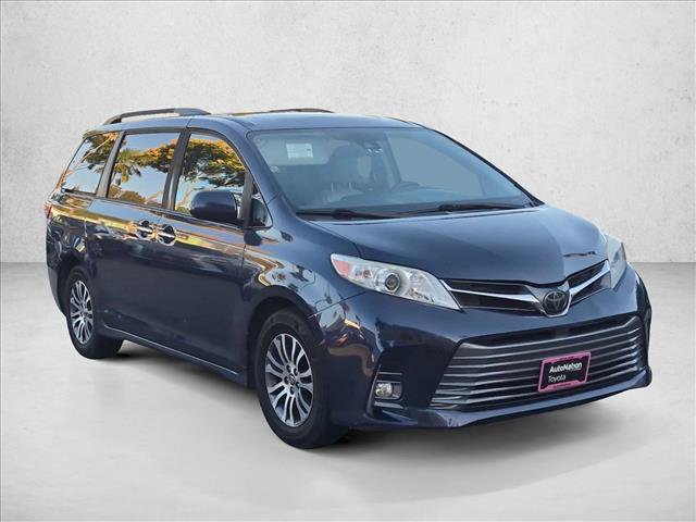 Used 2019 Toyota Sienna XLE w/ XLE Navigation Package FWD image 3