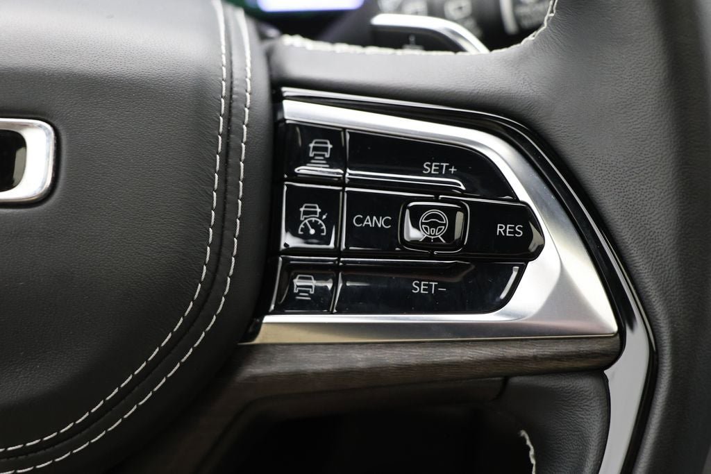 Used 2023 Jeep Grand Cherokee Overland w/ Advanced Protech Group III AWD/4WD image 21