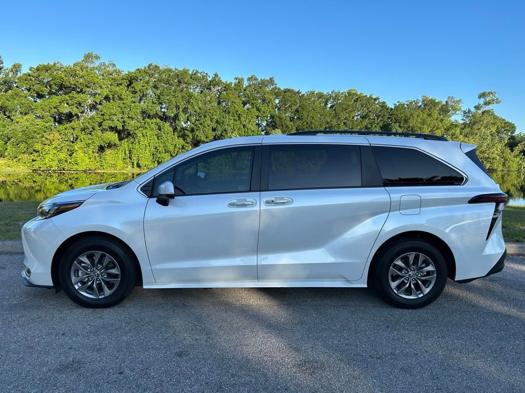 Used 2024 Toyota Sienna XLE FWD image 2