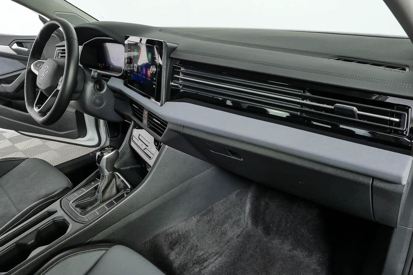 Certified 2025 Volkswagen Jetta SE FWD image 21