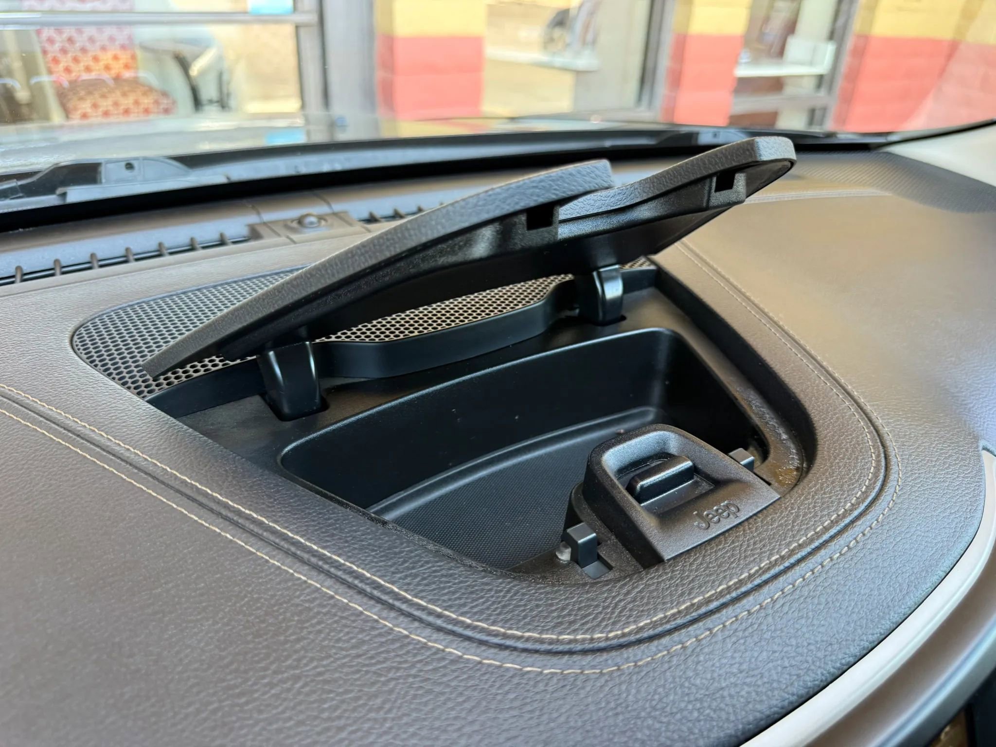 Used 2017 Jeep Cherokee Latitude w/ Safety/Convenience Group FWD image 33