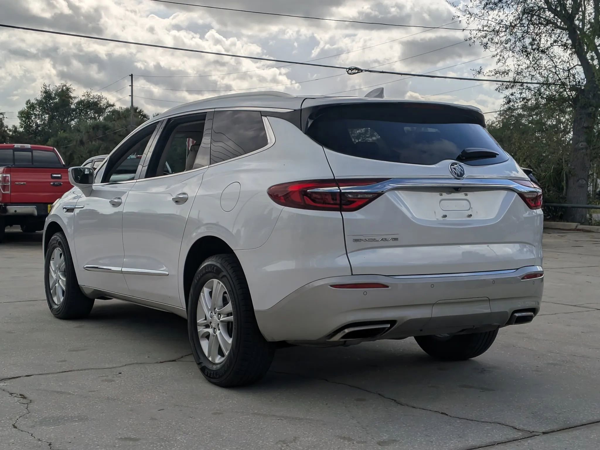 Used 2020 Buick Enclave Essence FWD image 2