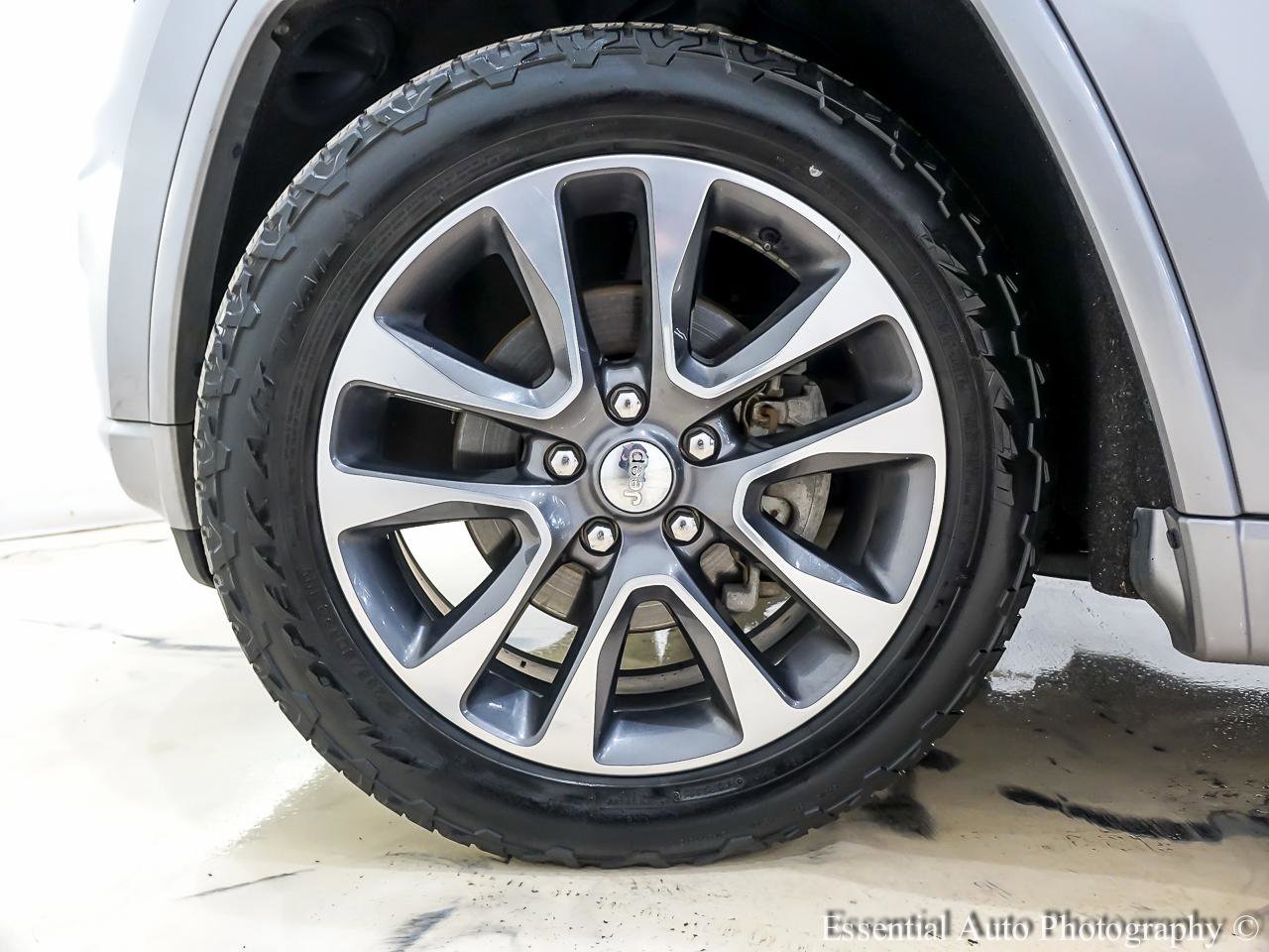 Used 2018 Jeep Grand Cherokee Overland AWD/4WD image 12