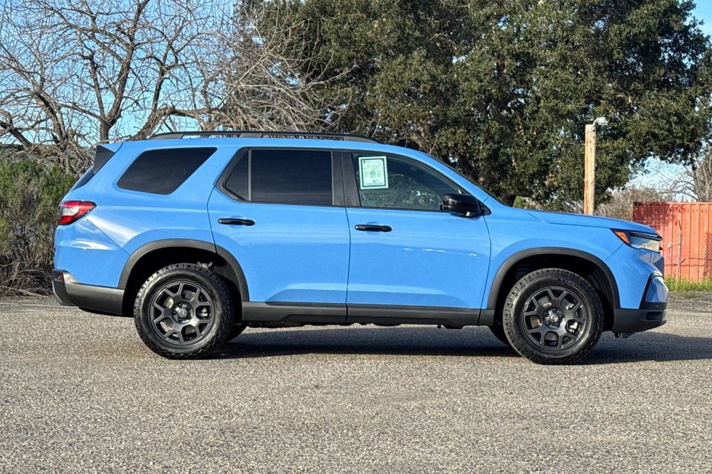 Used 2025 Honda Pilot TrailSport image 3