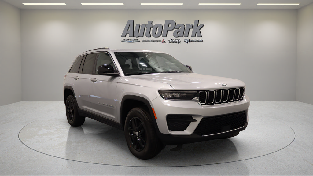 New 2026 Jeep Grand Cherokee Laredo w/ Trailer Tow Package AWD/4WD image 2