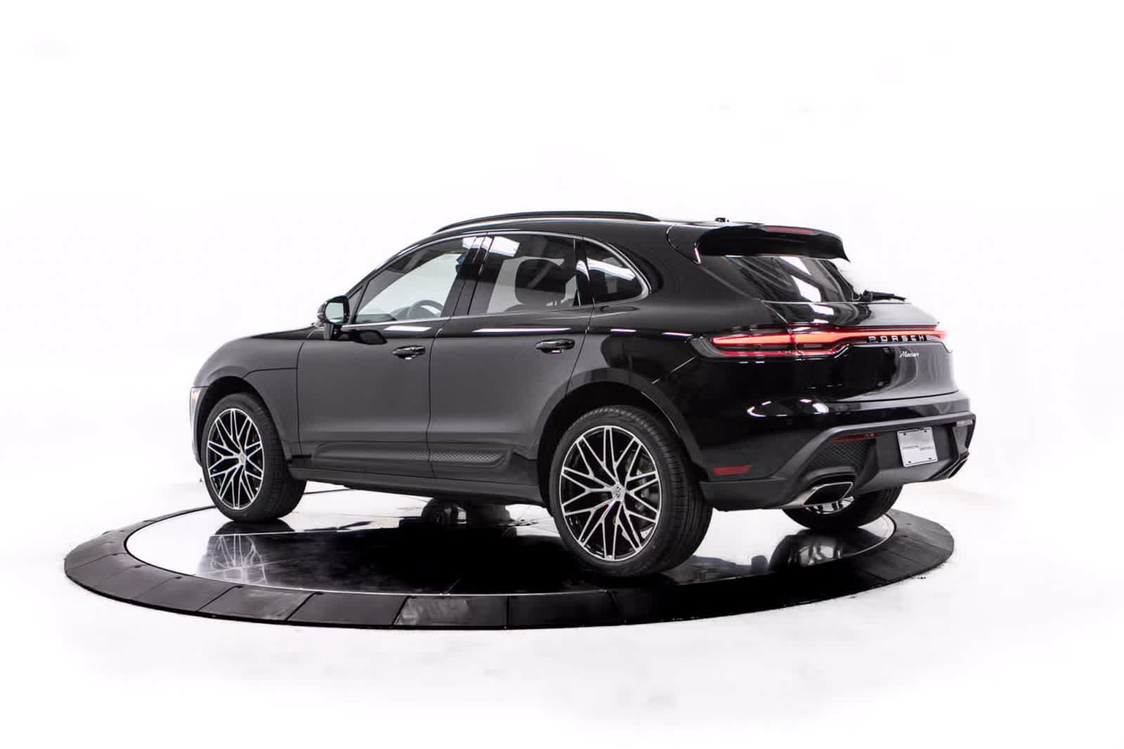 Certified 2026 Porsche Macan AWD/4WD image 3