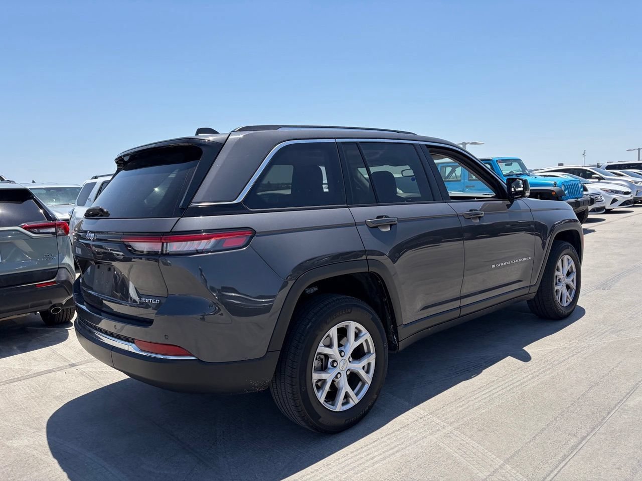 Used 2022 Jeep Grand Cherokee Limited AWD/4WD image 2
