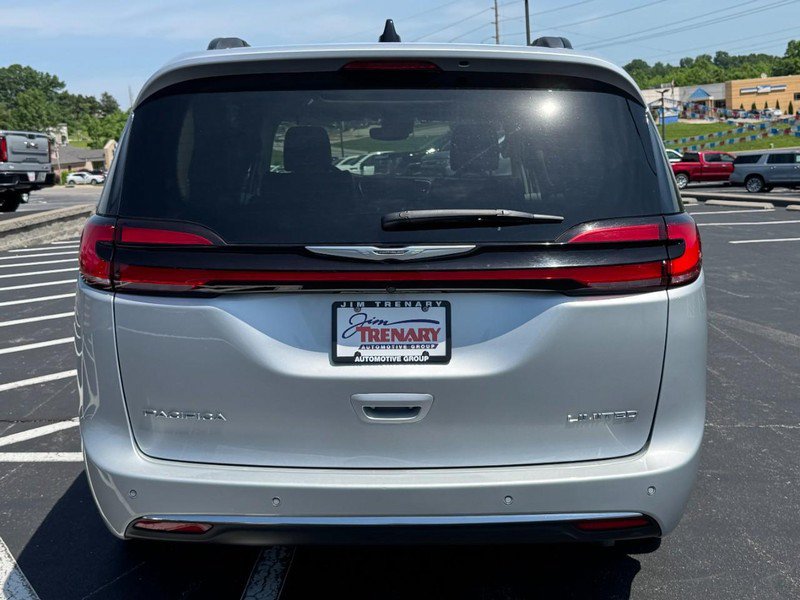 Used 2023 Chrysler Pacifica Limited FWD image 4